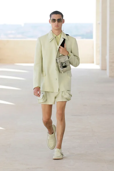 Look 19